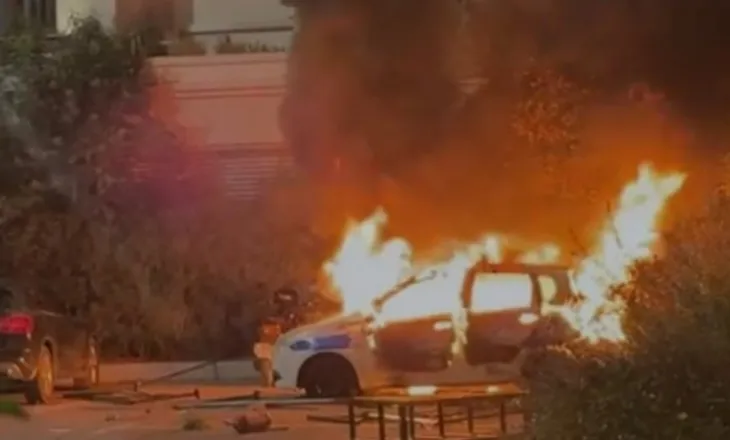 Protestuesit i vënë flakën makinës së Policisë dhe tentojnë të djegin Komisariatin nr. 2