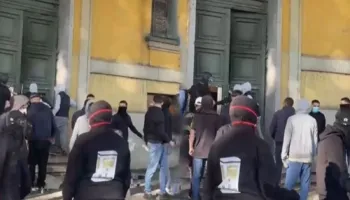 Protestuesit i vënë flakën Ministrisë së Ekonomisë, shkatërrojnë derën