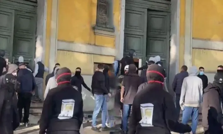 Protestuesit i vënë flakën Ministrisë së Ekonomisë, shkatërrojnë derën