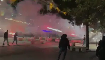 Protestuesit i vënë flakën Ministrisë së Infrastrukturës dhe Energjisë