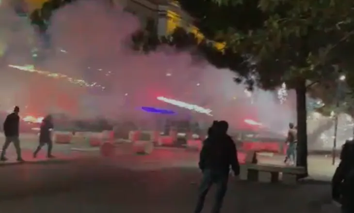 Protestuesit i vënë flakën Ministrisë së Infrastrukturës dhe Energjisë