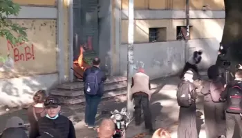 Protestuesit i vënë zjarrin derës së Ministrisë së Ekonomisë, reagon policia me gaz lotsjellës