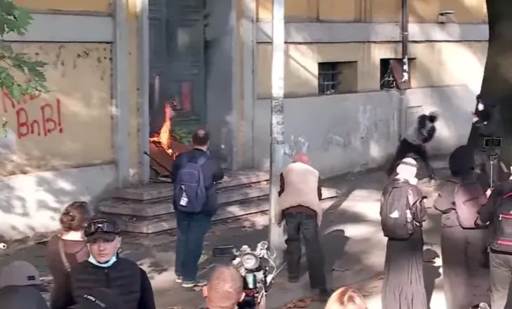 Protestuesit i vënë zjarrin derës së Ministrisë së Ekonomisë, reagon policia me gaz lotsjellës