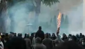 Protestuesit i vënë zjarrin edhe pemës dekorative para Kryeministrisë nën thirrjet “Digje, digje…!” Sulmohet me zjarr edhe Kryesia e Kuvendit, shoqërohen disa persona (FOTO)