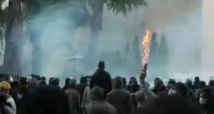 Protestuesit i vënë zjarrin edhe pemës dekorative para Kryeministrisë nën thirrjet “Digje, digje…!” Sulmohet me zjarr edhe Kryesia e Kuvendit, shoqërohen disa persona (FOTO)