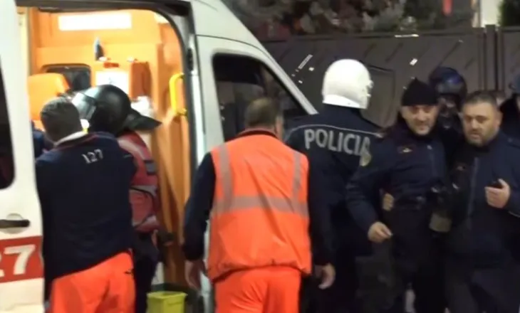 Protestuesit i vënë zjarrin në Komisariatit nr. 3, lëndohen tre efektivë policie