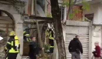 Protestuesit i vënë zjarrin një godine në Rrugën e Durrësit
