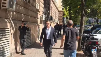 Protestuesit i zënë pritë Pirro Vengut para Kryesisë së Kuvendit: O hajduti i Edi Ramës!