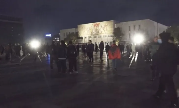 Protestuesit ikin nga Kryeministria, ndalen në sheshin “Skënderbej”