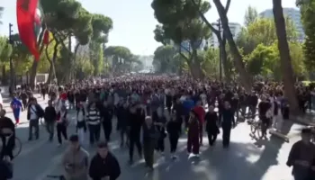 Protestuesit largohen nga Kryeministria, nisin marshim drejt bllokut të ministrive