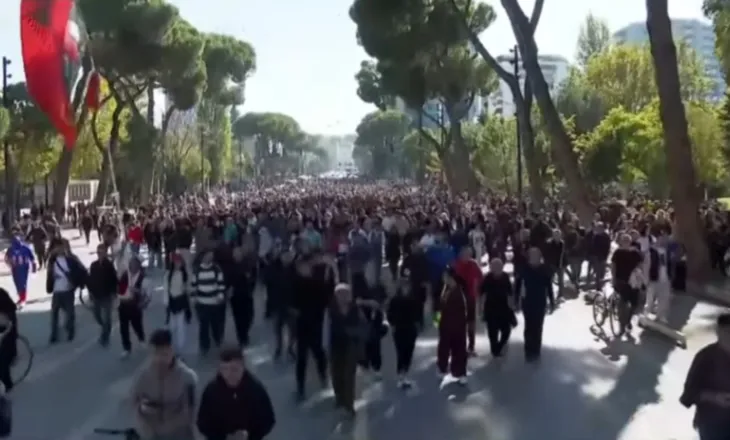 Protestuesit largohen nga Kryeministria, nisin marshim drejt bllokut të ministrive