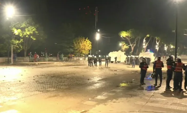Protestuesit largohen nga Kryeministria