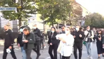 Protestuesit largohen nga Rruga e Durrësit, marshojnë drejt selisë së PS-së