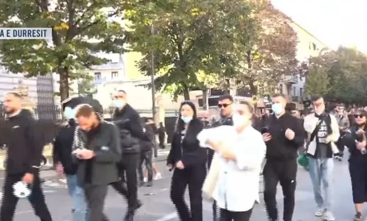 Protestuesit largohen nga Rruga e Durrësit, marshojnë drejt selisë së PS-së