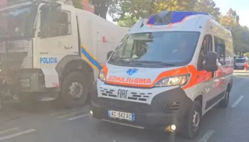 Protestuesit lëndohen nga gazi lotsjellës, qytetarit i bie të fikët, kërkohet me urgjencë ambulanca