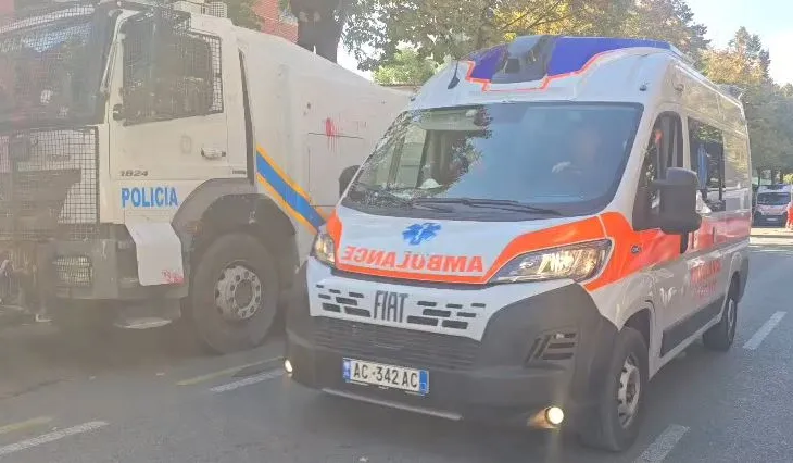 Protestuesit lëndohen nga gazi lotsjellës, qytetarit i bie të fikët, kërkohet me urgjencë ambulanca