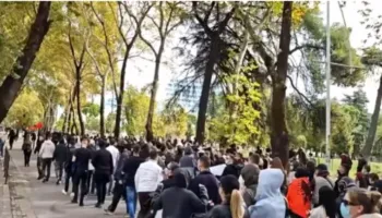 Protestuesit lënë Ministrinë e Arsimit, marshojnë drejt Parlamentit
