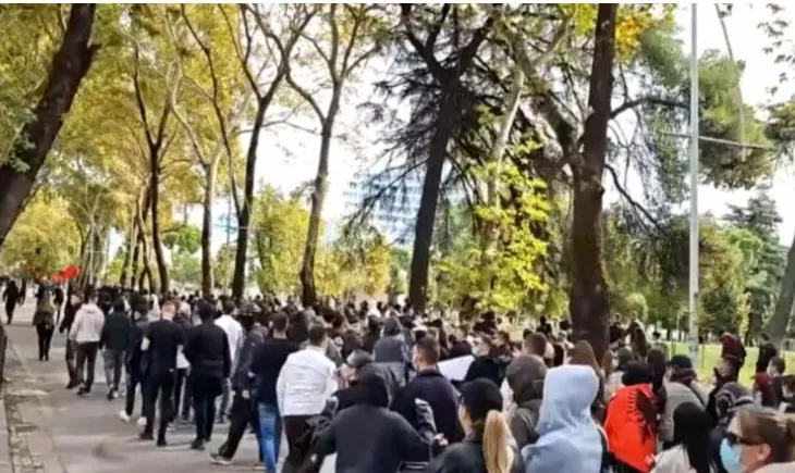 Protestuesit lënë Ministrinë e Arsimit, marshojnë drejt Parlamentit