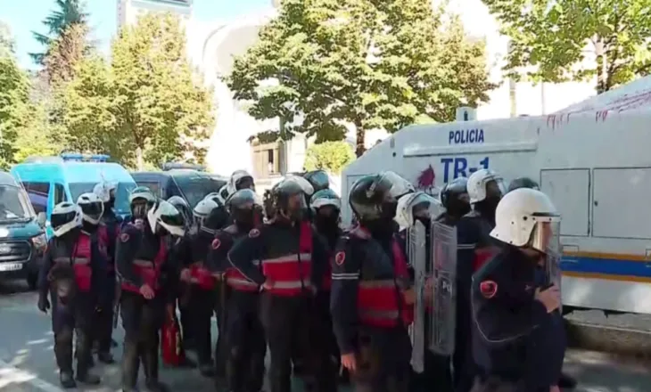Protestuesit marshojnë drejt bulevardit “Dëshmorët e Kombit”, të rinjtë hedhin sende të forta ndaj policisë