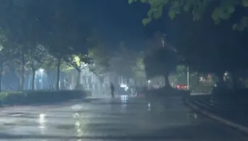 Protestuesit mbërrijnë te Kuvendi, hedhin fishekzjarrë në drejtim të institucionit (VIDEO)