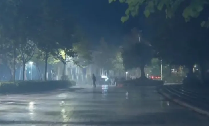 Protestuesit mbërrijnë te Kuvendi, hedhin fishekzjarrë në drejtim të institucionit (VIDEO)