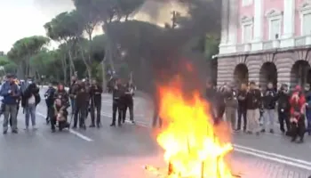 Protestuesit mblidhen para Kryeministrisë, thyejnë dhe djegin “karriget e dialogut” (VIDEO)