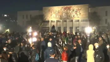 Protestuesit mblidhen të enjten para Parlamentit