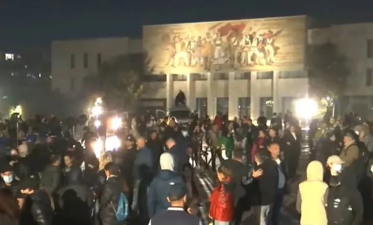Protestuesit mblidhen të enjten para Parlamentit