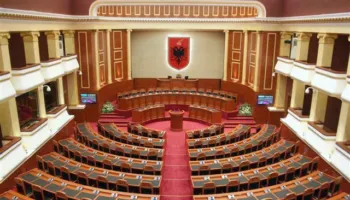 Protestuesit mblidhen te Parlamenti, anulohet seanca e sotme plenare