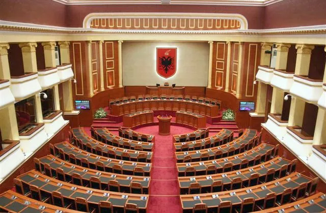 Protestuesit mblidhen te Parlamenti, anulohet seanca e sotme plenare