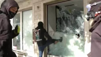 Protestuesit me maska shkojnë tek një tjetër bankë, thyejnë xhamat dhe…