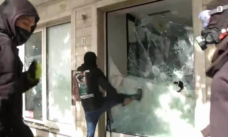 Protestuesit me maska shkojnë tek një tjetër bankë, thyejnë xhamat dhe…