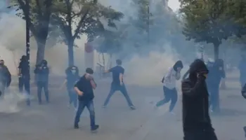 Protestuesit mësyjnë sërish godinën e PS, policia i mbyt me gaz lotsjellës! Përleshje në qendër! Shikoni pamjet