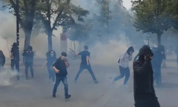 Protestuesit mësyjnë sërish godinën e PS, policia i mbyt me gaz lotsjellës! Përleshje në qendër! Shikoni pamjet