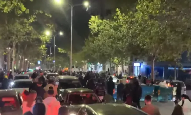 Protestuesit ndahen në grupe: Disa rikthehen në bulevard, të tjerë ‘pushtojnë’ rrugët e kryeqytetit