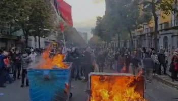 Protestuesit ndezin flakadanë, u vënë flakën koshave te Ministria e Arsimit (VIDEO)