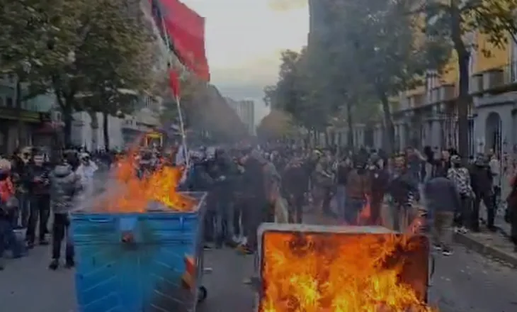 Protestuesit ndezin flakadanë, u vënë flakën koshave te Ministria e Arsimit (VIDEO)