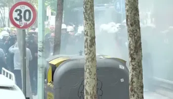 Protestuesit ndezin koshat e mbeturinave, Policia ndërhyn dhe shuan flakët