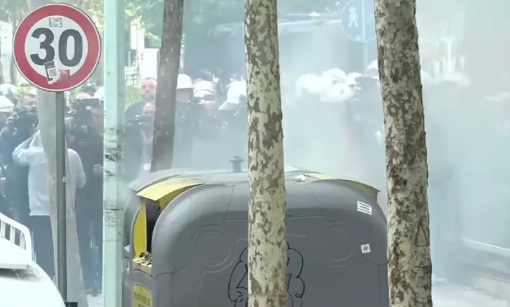 Protestuesit ndezin koshat e mbeturinave, Policia ndërhyn dhe shuan flakët