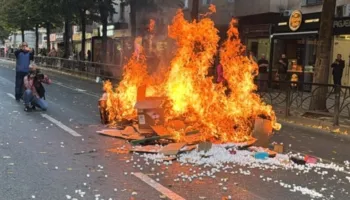 Protestuesit ndezin zjarr pranë Ministrisë së Arsimit