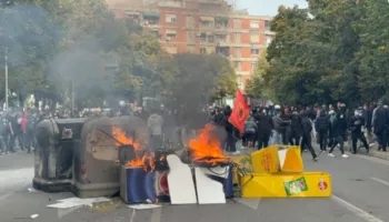 Protestuesit ndezin zjarr pranë “Sheshit Skënderbej”, digjen kazanët e plehrave dhe frigoriferët e kioskave