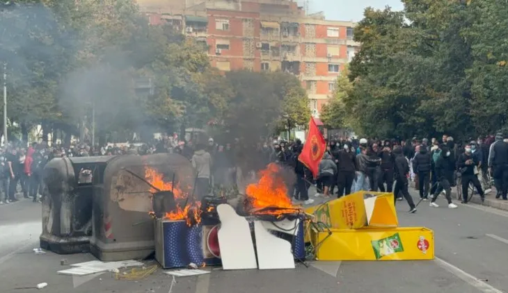 Protestuesit ndezin zjarr pranë “Sheshit Skënderbej”, digjen kazanët e plehrave dhe frigoriferët e kioskave