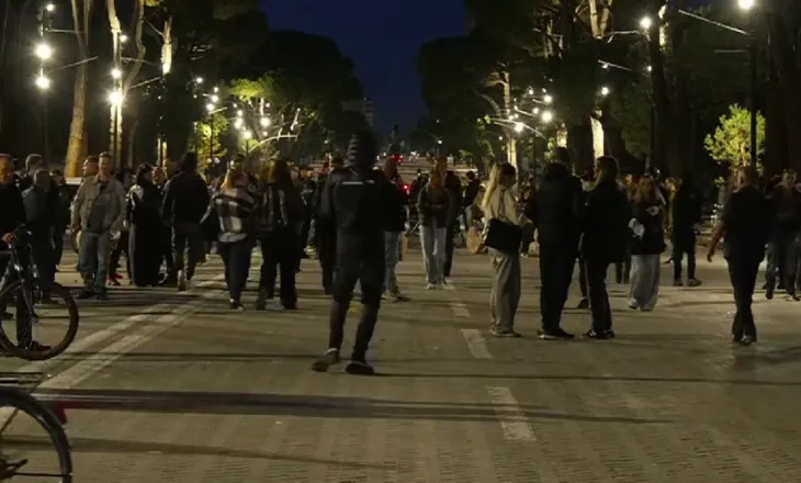 Protestuesit në qetësi përballë Kryeministrisë, sytë nga dita e shtunë