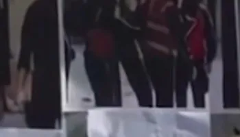 Protestuesit ngjisin në muret e Kryeministrisë foto të studentëve që janë goditur nga policia (VIDEO)