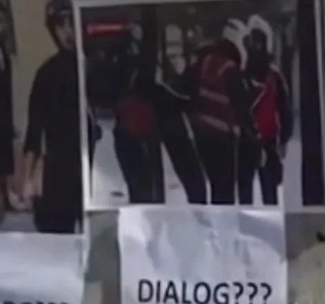 Protestuesit ngjisin në muret e Kryeministrisë foto të studentëve që janë goditur nga policia (VIDEO)