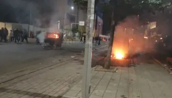Protestuesit nisin marshimin në kryeqytet, i vënë zjarrin koshave të mbeturinave