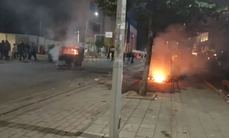 Protestuesit nisin marshimin në kryeqytet, i vënë zjarrin koshave të mbeturinave
