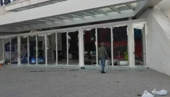 Protestuesit nuk kursejnë as bizneset te “Piramida”, i shkatërrojnë dhe u vënë flakën!