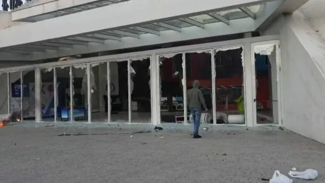 Protestuesit nuk kursejnë as bizneset te “Piramida”, i shkatërrojnë dhe u vënë flakën!