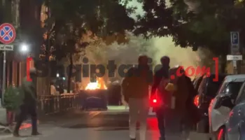 Protestuesit nuk ndalen, djegin koshat e mbeturinave pranë Prokurorisë së Tiranës